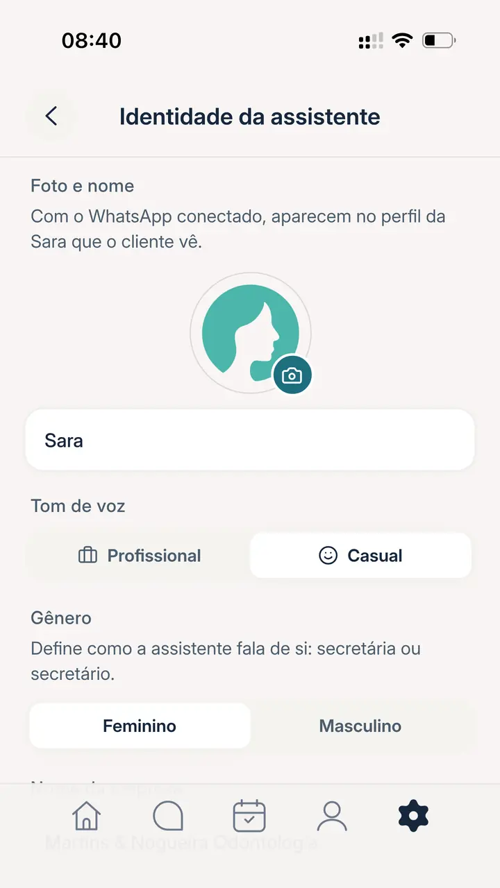 App da Sara, Identidade da assistente: a foto, o nome Sara, o tom de voz Profissional ou Casual e o gênero Feminino ou Masculino