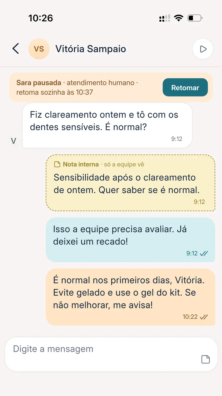 App da Sara, conversa com a paciente Vitória Sampaio: a faixa “Sara pausada, atendimento humano, retoma sozinha às 10:37” com o botão Retomar, a pergunta dela sobre sensibilidade depois do clareamento, a nota interna para a equipe, o recado da Sara e a resposta da dentista