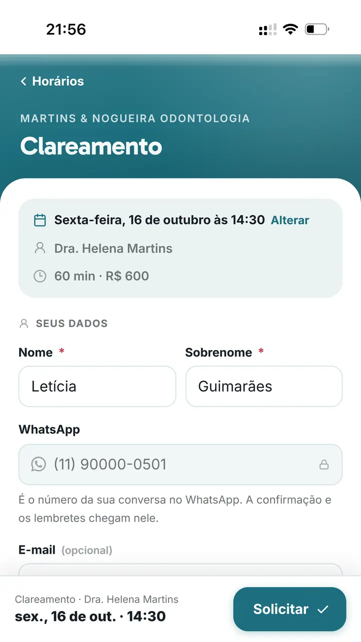 Página de agendamento da Sara: Clareamento com a Dra. Helena Martins na sexta-feira, 16 de outubro, às 14:30, com o nome e o WhatsApp da paciente já preenchidos