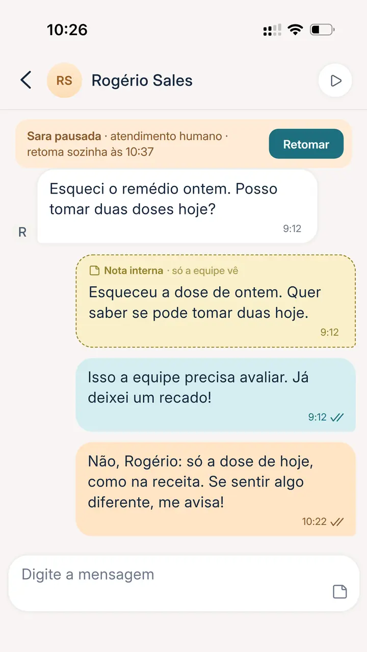 App da Sara, conversa com o paciente Rogério Sales: a faixa “Sara pausada, atendimento humano, retoma sozinha às 10:37” com o botão Retomar, a pergunta dele sobre tomar duas doses do remédio, a nota interna para a equipe, o recado da Sara e a resposta do Dr. André