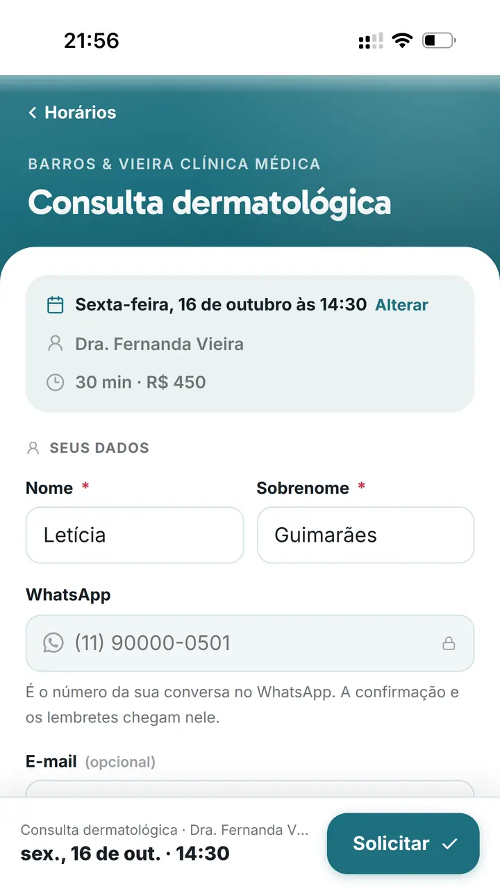 Página de agendamento da Sara: Consulta dermatológica com a Dra. Fernanda Vieira na sexta-feira, 16 de outubro, às 14:30, com o nome e o WhatsApp da paciente já preenchidos